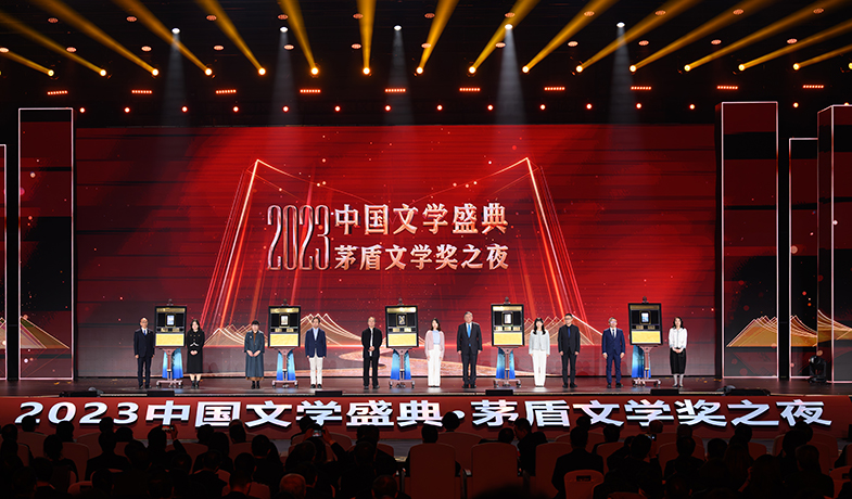 獲獎作品的編輯與5位獲獎作家共同上臺，在鐫刻有獲獎書名、獲獎作者、編輯姓名的書型裝置上留下金色手印