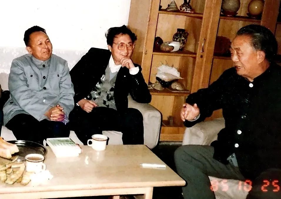 1985年，孫紹振(中間)與謝冕(左一)、艾青(右一)