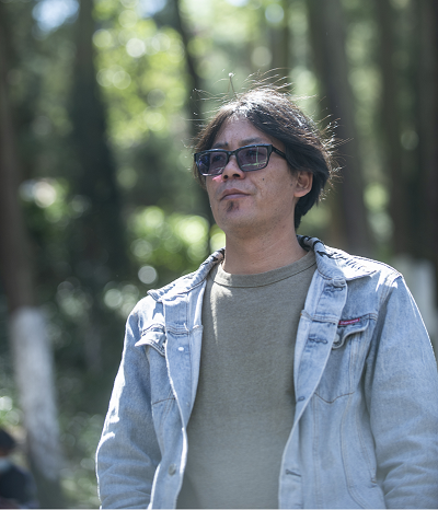 作 者：周明全，復(fù)旦大學(xué)中文系2022級(jí)中國(guó)現(xiàn)當(dāng)代文學(xué)博士研究生，《大家》雜志主編。著有《隱藏的鋒芒》《“80后”批評(píng)家的槍和玫瑰》《70后批評(píng)家的聲音》等；與陳思和共同主編《“80后”批評(píng)家文叢》《70后批評(píng)家文叢》，主編《當(dāng)代著名學(xué)者研究資料叢書(shū)》等。曾獲第十四屆中國(guó)當(dāng)代文學(xué)研究?jī)?yōu)秀成果獎(jiǎng)、《文學(xué)報(bào)·新批評(píng)》2015年度優(yōu)秀評(píng)論新人獎(jiǎng)特別獎(jiǎng)、2020年南方文學(xué)盛典年度批評(píng)家等。