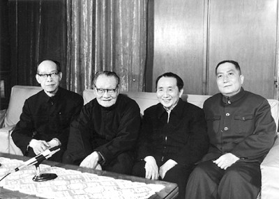 1987年，呂驥（右2）與文藝家鐘敬文（左2）、賈芝（左1）、羅揚(yáng)在一起。作者供圖