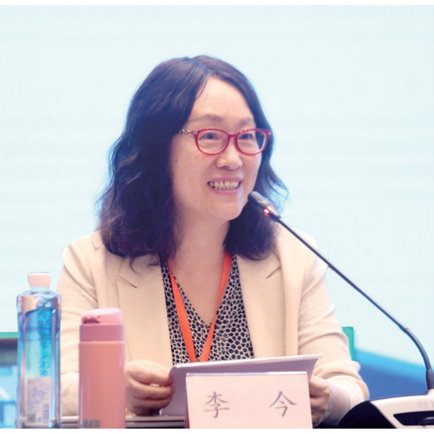李今 中國人民大學(xué)文學(xué)院教授，主要從事中國現(xiàn)當(dāng)代文學(xué)、漢譯文學(xué)研究。著有《個人主義與五四新文學(xué)》《海派小說與現(xiàn)代都市文化》《三四十年代蘇俄漢譯文學(xué)論》《二十世紀(jì)中國翻譯文學(xué)史（第3卷）》《意義的生成一一現(xiàn)代中國文學(xué)作品細(xì)讀集》《魯濱孫變形記：漢譯文學(xué)改寫現(xiàn)象研究》等；譯有利里安·弗斯特《浪漫主義》、R.L.布魯特《論幻想與想象》；主編《漢譯文學(xué)序集》（18卷）；主持國家社科基金重大項(xiàng)目“現(xiàn)代漢譯文學(xué)編年考錄（期刊編，1896—1949）”并主編其數(shù)據(jù)庫。