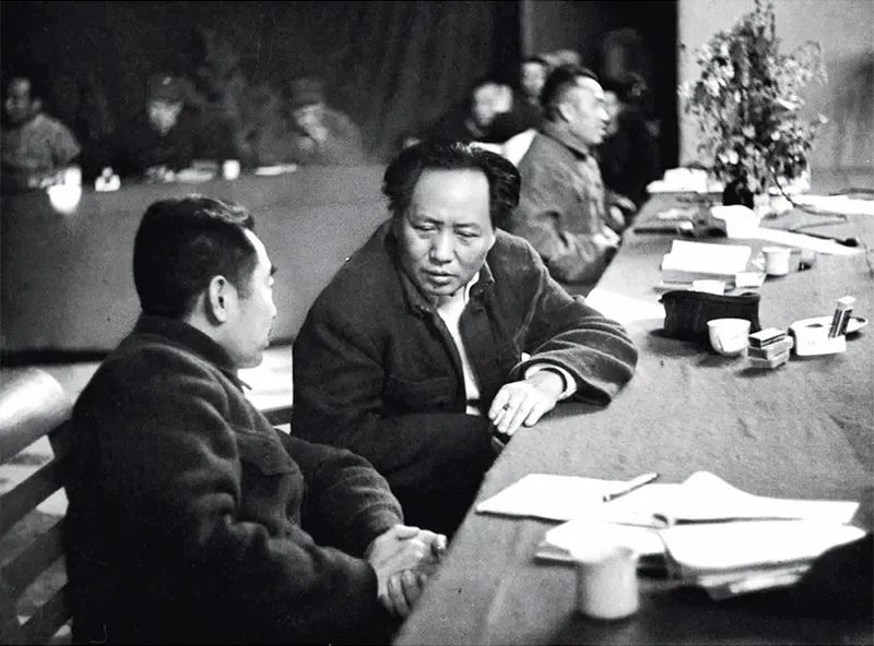 1945年召開(kāi)的黨的七大，確立毛澤東思想為黨的指導(dǎo)思想，使全黨在思想上政治上組織上達(dá)到空前統(tǒng)一和團(tuán)結(jié)。圖為毛澤東、周恩來(lái)、朱德同志在七大主席臺(tái)上。 新華社發(fā)