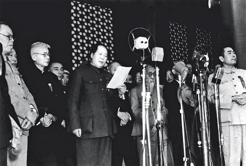1949年10月1日下午3時(shí)，開(kāi)國(guó)大典在天安門廣場(chǎng)隆重舉行。毛澤東同志莊嚴(yán)宣告：“中華人民共和國(guó)中央人民政府今天成立了?！?新華社發(fā)