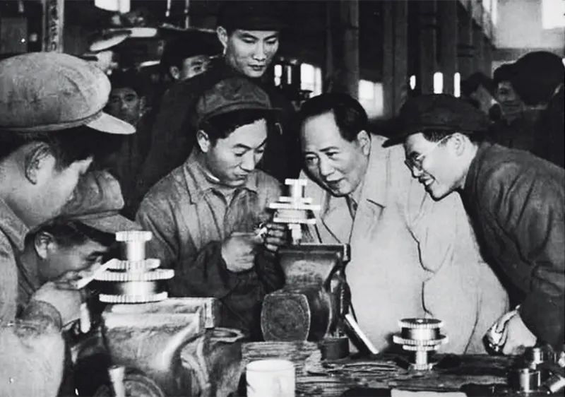 毛澤東同志作為中國(guó)現(xiàn)代化事業(yè)的開(kāi)拓者，一生都在為中國(guó)這樣一個(gè)古老的東方大國(guó)實(shí)現(xiàn)現(xiàn)代化而上下求索，建立了不朽功勛。圖為1956年，毛澤東同志視察天津拖拉機(jī)廠（資料圖片）。