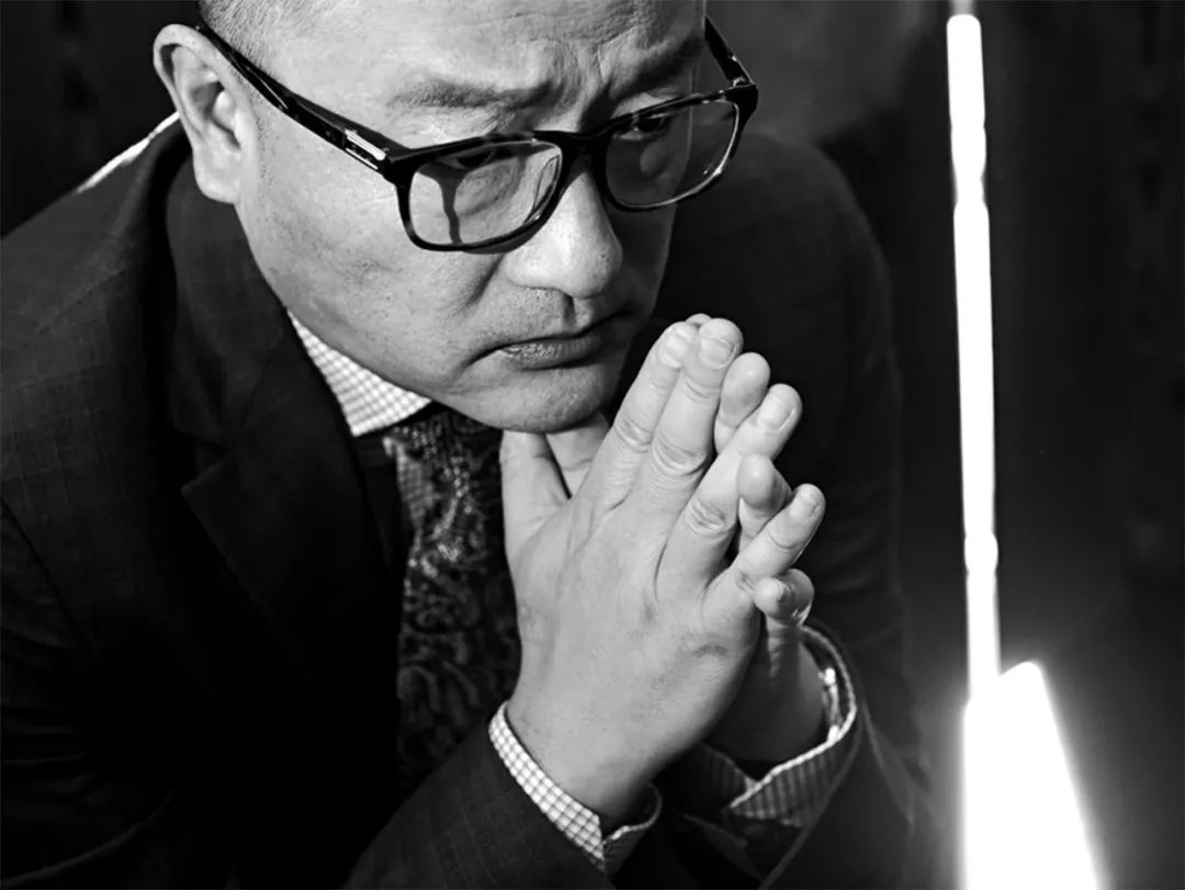 王小帥，中國(guó)獨(dú)立電影先鋒導(dǎo)演、編劇，畢業(yè)于北京電影學(xué)院導(dǎo)演系?！肚嗉t》《左右》《地久天長(zhǎng)》《闖入者》等代表作在戛納、柏林、威尼斯等國(guó)際影展屢獲殊榮，是最具國(guó)際影響力的中國(guó)導(dǎo)演之一。曾獲柏林電影節(jié)最佳編劇獎(jiǎng)，著有散文書信集《薄薄的故鄉(xiāng)》。