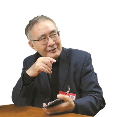 1943年出生。作家、國家一級編劇。享受政府特殊津貼。主要作品有長篇小說《桑那高地的太陽》《泥日》《高緯度戰(zhàn)栗》等，與小說同期創(chuàng)作的同名長篇電視連續(xù)劇《蒼天在上》《大雪無痕》《省委書記》播出后，均在國內(nèi)外引起強烈反響。長篇小說《大雪無痕》獲國家圖書獎。