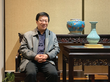 張平，生于西安。歷任山西省作家協(xié)會(huì)主席、中國(guó)作協(xié)副主席、中國(guó)文聯(lián)副主席等。曾任山西省副省長(zhǎng)、民盟中央副主席等職。主要作品有《祭妻》《姐姐》《孤兒淚》《法撼汾西》《天網(wǎng)》《兇犯》《紅雪》《抉擇》《十面埋伏》《國(guó)家干部》《重新生活》《生死守護(hù)》等，獲茅盾文學(xué)獎(jiǎng)、國(guó)家圖書獎(jiǎng)等。長(zhǎng)篇作品均被改編為電影、電視連續(xù)劇并多次獲獎(jiǎng)。作品已譯入英、法、俄、日、葡等多國(guó)文字。