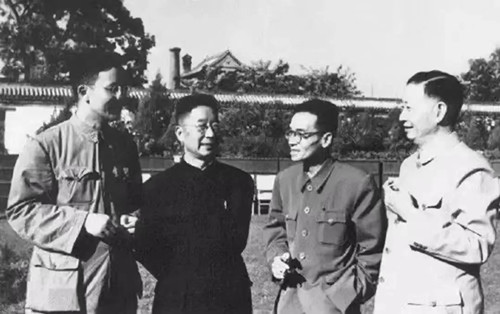 華羅庚（左一）、老舍（左二）、梁思成（右二）、梅蘭芳（右一）的合影