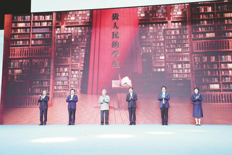在湖南益陽舉行的以“做人民的學生”為主題的中國作協(xié)“作家活動周”暨中國作家“益陽文學周”開幕式現(xiàn)場。