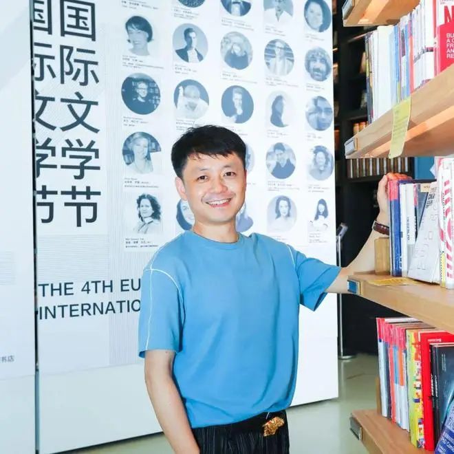 楊慶祥，1980 年生。詩人、批評家。博士，中國人民大學文學院副院長、教授、博士生導(dǎo)師。主要作品有批評集《80 后，怎么辦？》《新時代文學寫作景觀》，詩集《我選擇哭泣和愛你》《世界等于零》，隨筆集《一種模仿的精神生活》等。
