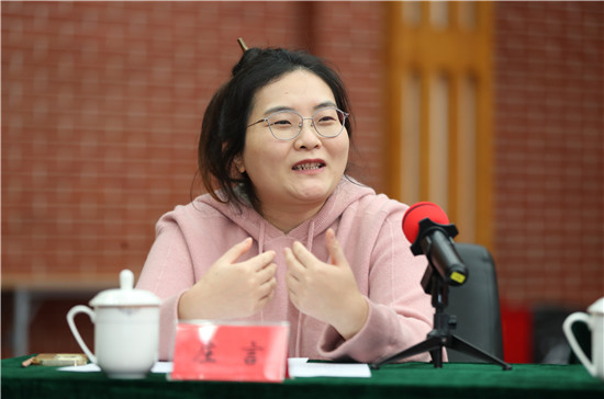 自由發(fā)言環(huán)節(jié)，“兩新”作家們暢所欲言、熱烈討論