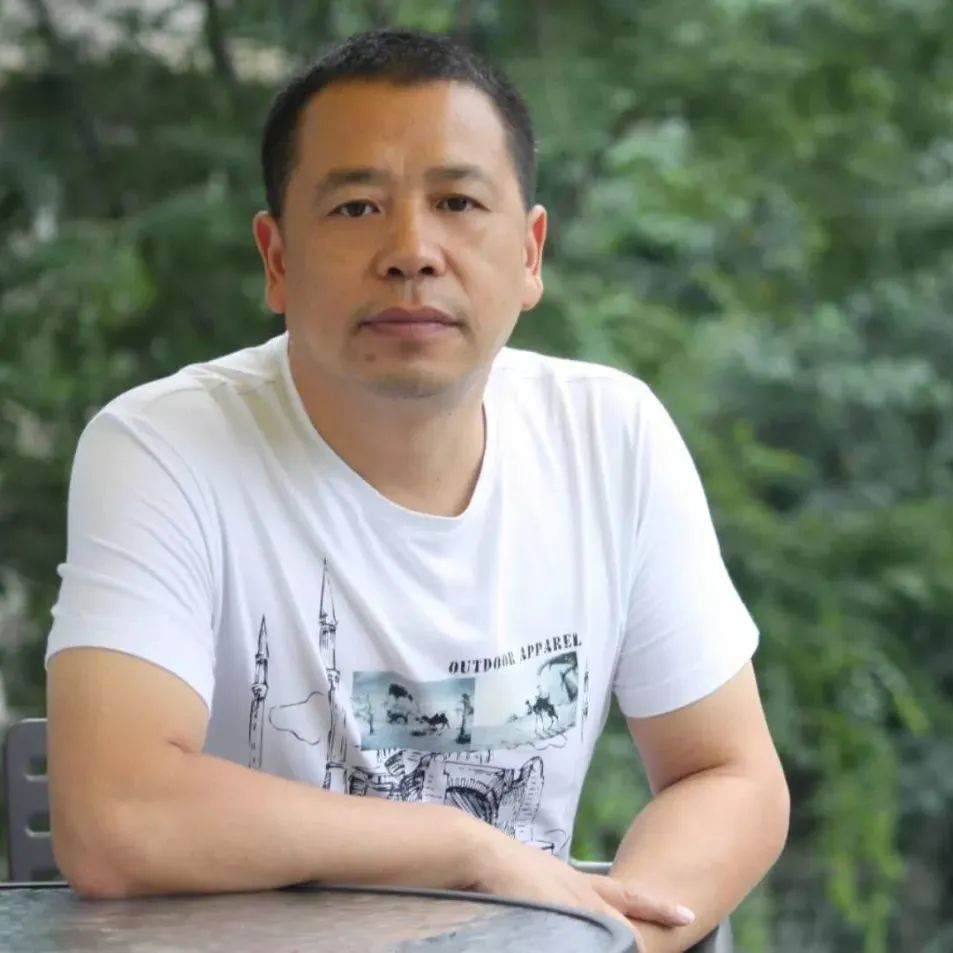 盧一萍  中國作家協(xié)會會員，曾任成都軍區(qū)文藝創(chuàng)作室副主任，2016年退役，現(xiàn)為成都文學(xué)院簽約作家。著有長篇小說《白山》《激情王國》《我的絕代佳人》，小說集《帕米爾情歌》《天堂灣》《父親的荒原》《名叫月光的駿馬》《大震》《無名之地》，長篇紀(jì)實(shí)文學(xué)《八千湘女上天山》《祭奠阿里》，隨筆集《世界屋脊之書》等作品三十余部。曾獲中宣部“五個(gè)一工程”獎(jiǎng)、解放軍文藝獎(jiǎng)、四川文學(xué)獎(jiǎng)、《上海文學(xué)》獎(jiǎng)等獎(jiǎng)項(xiàng)，入選收獲文學(xué)榜、芙蓉文學(xué)雙年榜。