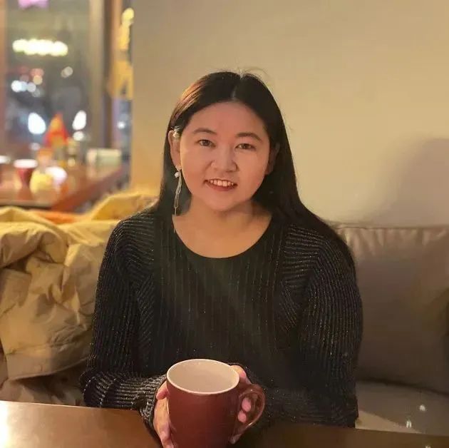 孔呂磊  孔呂磊，女，1993年生，陜西吳堡人。有散文、詩歌、評論等發(fā)表于《人民文學(xué)》《美文》《作家》《散文》《新文學(xué)評論》等刊物。從事文學(xué)編輯工作多年，責(zé)編圖書獲多種獎(jiǎng)項(xiàng)?，F(xiàn)為《小說評論》編輯。