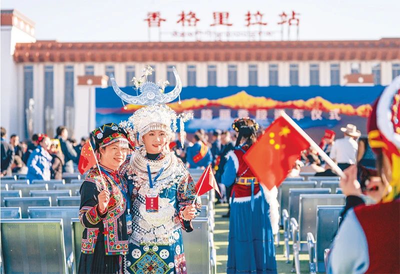 2023年11月26日，麗江至香格里拉鐵路開通運(yùn)營(yíng)。麗香鐵路起自云南省麗江市玉龍納西族自治縣麗江站，接入云南省迪慶藏族自治州香格里拉市香格里拉站，穿越青藏高原橫斷山區(qū)腹地，途經(jīng)多個(gè)民族聚集地。圖為麗香鐵路開通當(dāng)日，參加通車儀式的少數(shù)民族代表拍照留念。 新華社記者 陳欣波/攝