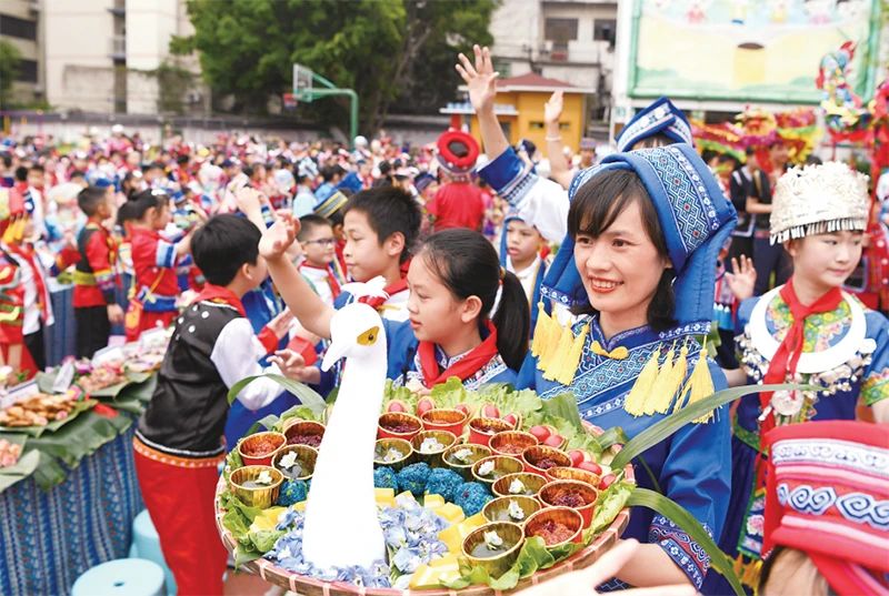 2023年4月20日，廣西南寧市逸夫小學(xué)舉行2023“壯族三月三”暨“鑄牢中華民族共同體意識(shí)”主題教育活動(dòng)。色彩繽紛的民族服裝、民族風(fēng)情濃郁的歌舞表演、多種多樣的特色美食，讓校園處處洋溢著歡樂(lè)。 新華社記者 周華/攝