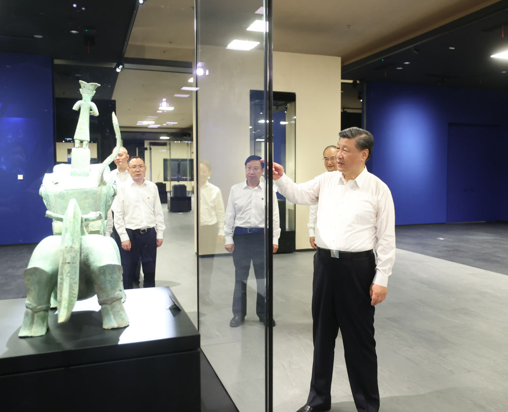 2023年7月26日下午，習(xí)近平在位于四川省德陽市廣漢市的三星堆博物館新館參觀。新華社記者 鞠鵬 攝