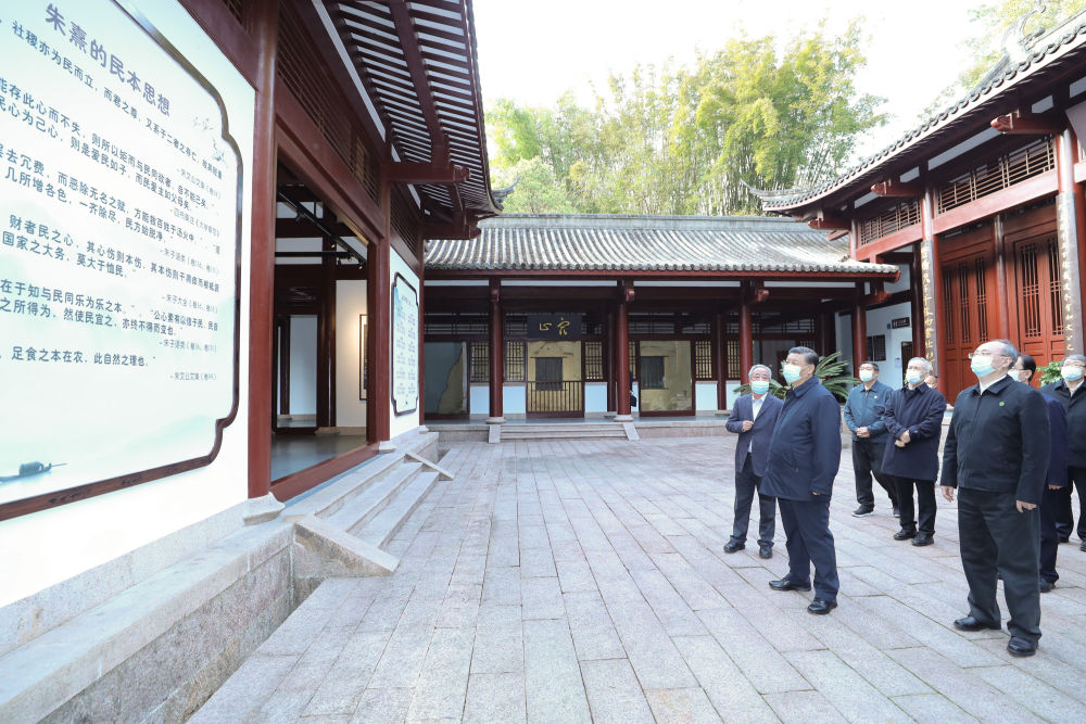 2021年3月22日，習(xí)近平在福建省南平武夷山朱熹園，了解朱熹生平及理學(xué)研究等情況。新華社記者 鞠鵬 攝