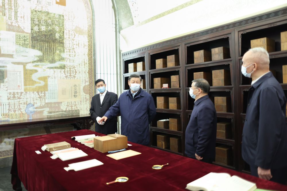 2023年6月1日下午，習(xí)近平在位于北京的中國國家版本館考察時，在蘭臺洞庫了解館藏精品版本保存情況。新華社記者 鞠鵬 攝