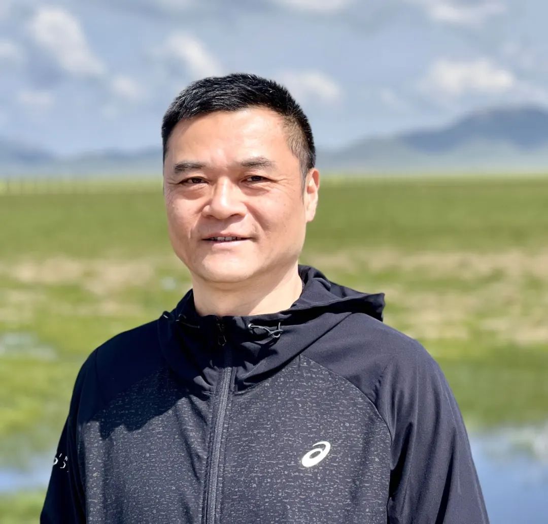 王嘯峰：一九六九年出生，蘇州人。在《人民文學(xué)》《收獲》《青年文學(xué)》《十月》《花城》《鐘山》等刊發(fā)表作品逾百萬字，被《小說選刊》《小說月報(bào)》等多家選刊轉(zhuǎn)載。出版散文集《蘇州煙雨》《吳門夢憶》，小說集《虎嗅》《通古斯記憶》《隱秘花園》《浮生流年》等。曾獲紫金山文學(xué)獎(jiǎng)、《鐘山》文學(xué)獎(jiǎng)、葉圣陶文學(xué)獎(jiǎng)等獎(jiǎng)項(xiàng)。