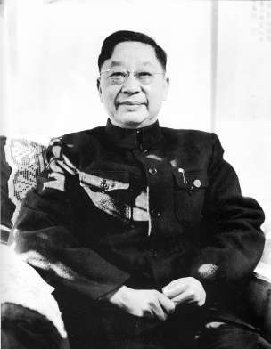 50年代末，老舍在北京寓所客廳。