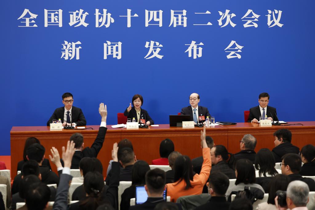 3月3日，全國(guó)政協(xié)十四屆二次會(huì)議新聞發(fā)布會(huì)在北京人民大會(huì)堂舉行。大會(huì)新聞發(fā)言人劉結(jié)一向中外媒體介紹本次大會(huì)有關(guān)情況并回答記者提問(wèn)。這是記者在發(fā)布會(huì)上舉手提問(wèn)。新華社記者 金立旺 攝