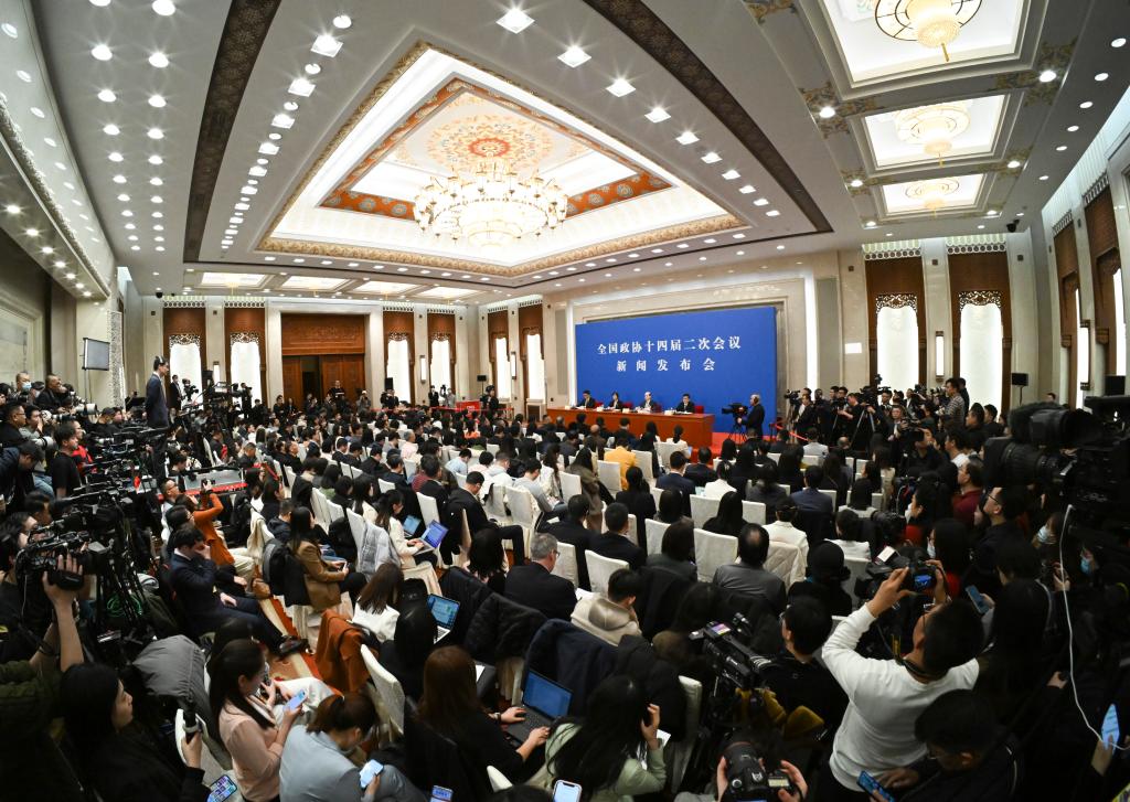 3月3日，全國(guó)政協(xié)十四屆二次會(huì)議新聞發(fā)布會(huì)在北京人民大會(huì)堂舉行。大會(huì)新聞發(fā)言人劉結(jié)一向中外媒體介紹本次大會(huì)有關(guān)情況并回答記者提問(wèn)。?新華社記者 陳曄華 攝