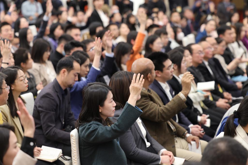 3月3日，全國(guó)政協(xié)十四屆二次會(huì)議新聞發(fā)布會(huì)在北京人民大會(huì)堂舉行。大會(huì)新聞發(fā)言人劉結(jié)一向中外媒體介紹本次大會(huì)有關(guān)情況并回答記者提問(wèn)。這是記者在發(fā)布會(huì)上舉手提問(wèn)。?新華社記者 邢廣利 攝