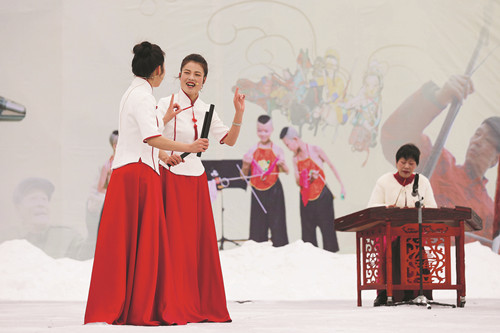 2月21日，演員在河南省平頂山市寶豐縣馬街書會表演河南墜子《咱們的中國節(jié)》。 （新華社發(fā) 何五昌 攝）