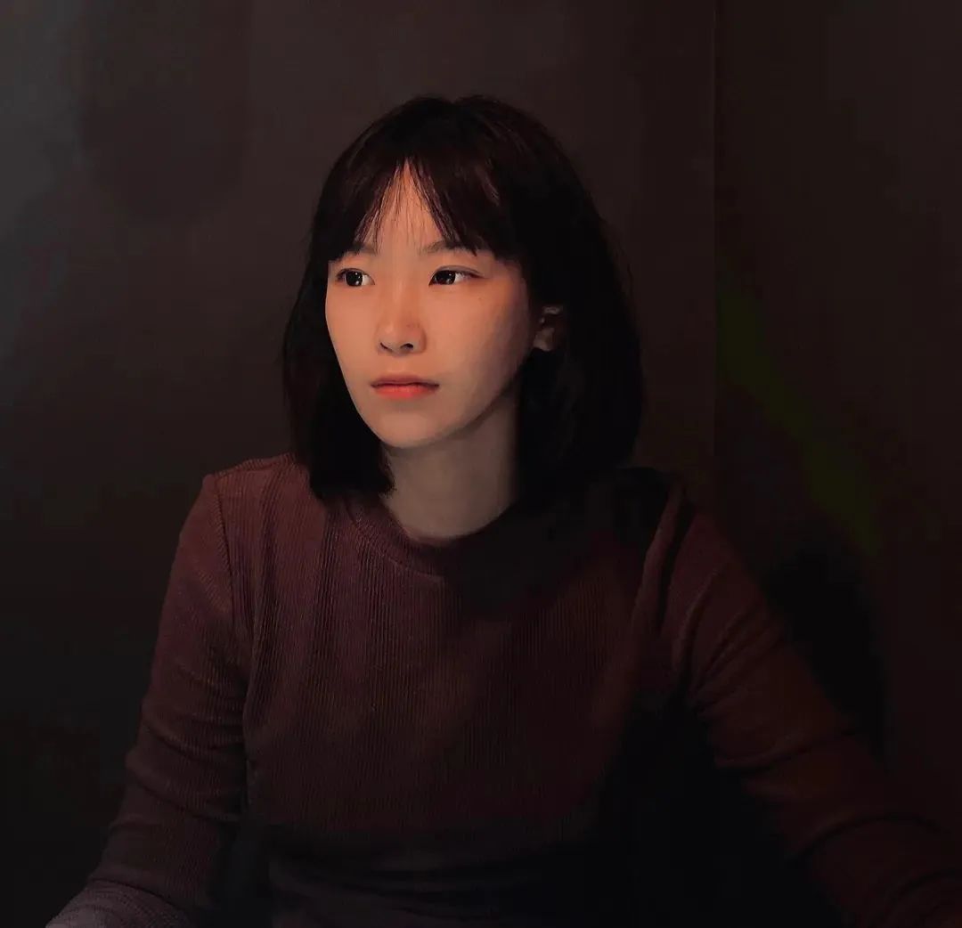 楊知寒，生于1994，作品見(jiàn)于《人民文學(xué)》《當(dāng)代》《花城》等，獲人民文學(xué)新人獎(jiǎng)、華語(yǔ)青年作家獎(jiǎng)、寶珀理想國(guó)文學(xué)獎(jiǎng)、“《鐘山》之星"年度青年作家獎(jiǎng)等。出版小說(shuō)集《一團(tuán)堅(jiān)冰》《黃昏后》。