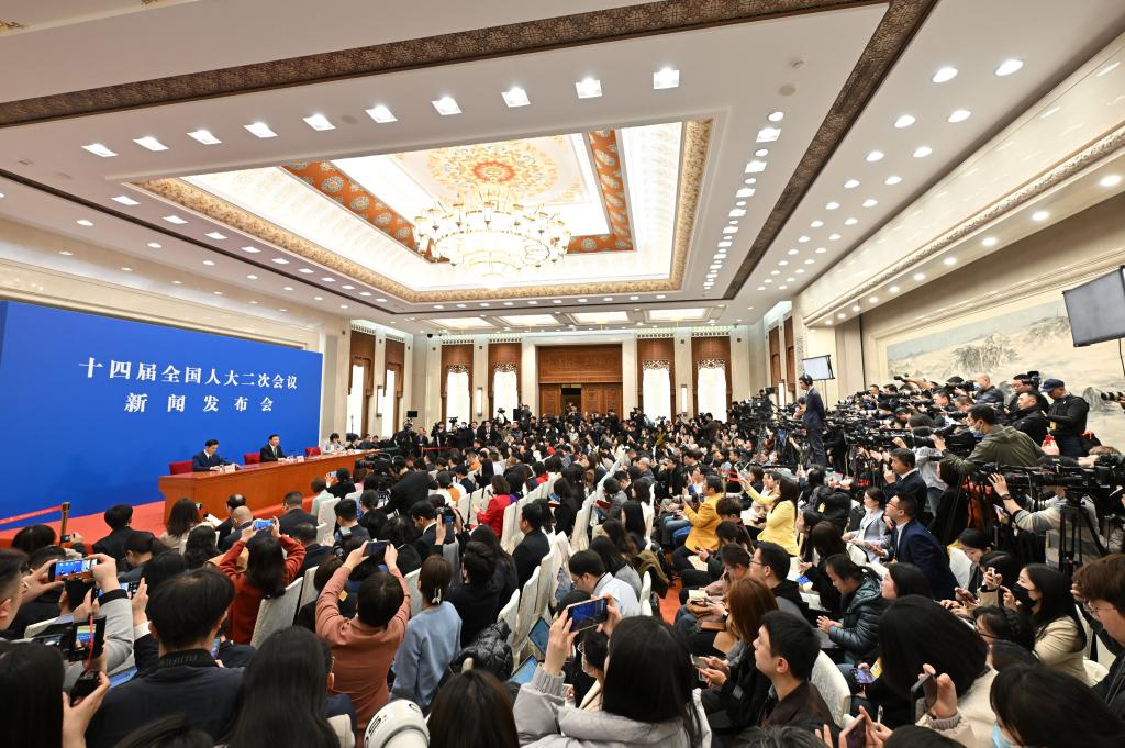 3月4日，十四屆全國人大二次會(huì)議在北京人民大會(huì)堂舉行新聞發(fā)布會(huì)。大會(huì)發(fā)言人婁勤儉就大會(huì)議程和人大工作相關(guān)問題回答中外記者的提問。 新華社記者 才揚(yáng) 攝