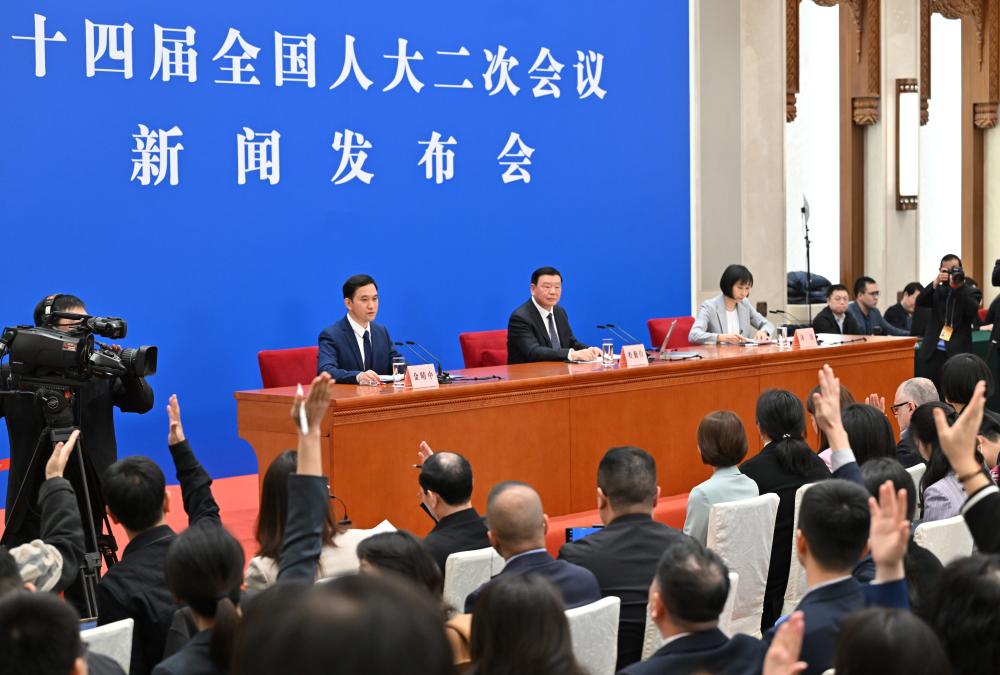 3月4日，十四屆全國人大二次會(huì)議在北京人民大會(huì)堂舉行新聞發(fā)布會(huì)。大會(huì)發(fā)言人婁勤儉就大會(huì)議程和人大工作相關(guān)問題回答中外記者的提問。這是記者舉手提問。 新華社記者 才揚(yáng) 攝