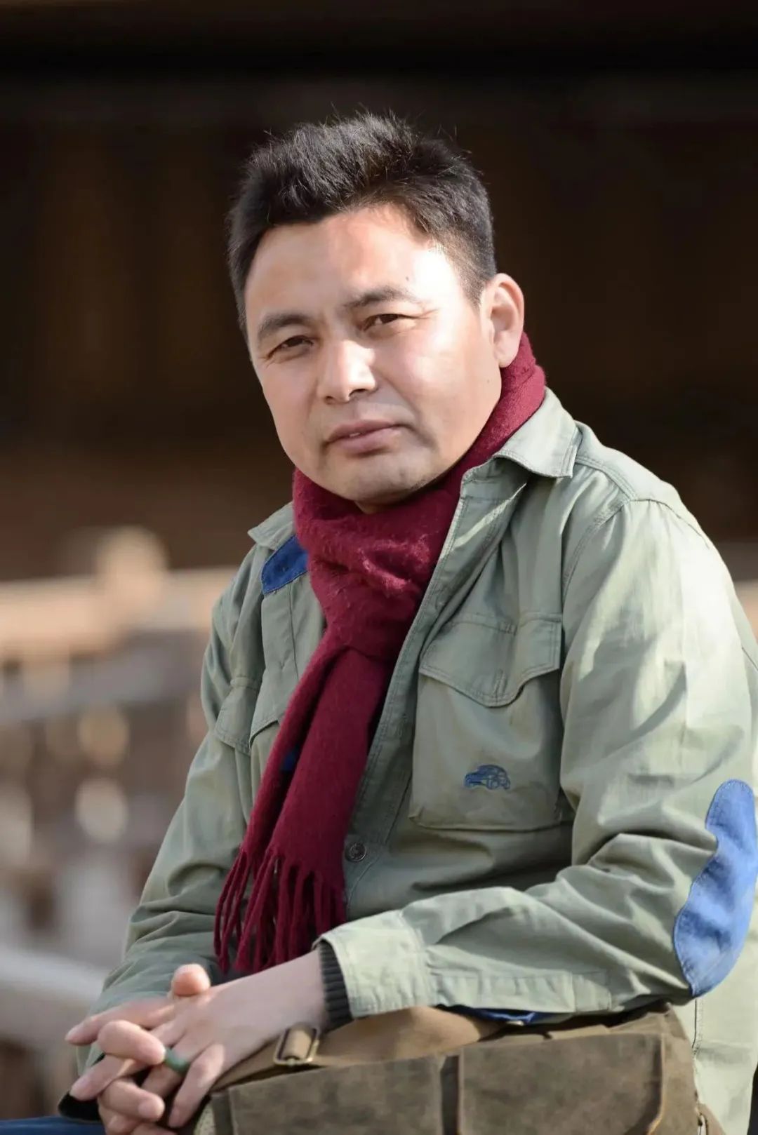 龍仁青，先后在《人民文學(xué)》《中國(guó)作家》《十月》《民族文學(xué)》《青年文學(xué)》等刊發(fā)表原創(chuàng)、翻譯作品四百余萬(wàn)字，出版《光榮的草原》《咖啡與酸奶》《孔雀翎上的雪峰》等作品三十余部。作品曾獲全國(guó)少數(shù)民族文學(xué)創(chuàng)作“駿馬獎(jiǎng)”、漢語(yǔ)文學(xué)“女評(píng)委”大獎(jiǎng)、三毛散文獎(jiǎng)、青海文學(xué)藝術(shù)獎(jiǎng)等，多次被《小說(shuō)月報(bào)》《小說(shuō)選刊》《散文選刊》《散文海外版》等轉(zhuǎn)載，入選《中國(guó)短篇小說(shuō)年選》《中國(guó)散文20家》等多種年度選本。部分作品被譯為英、意、日等國(guó)文字。