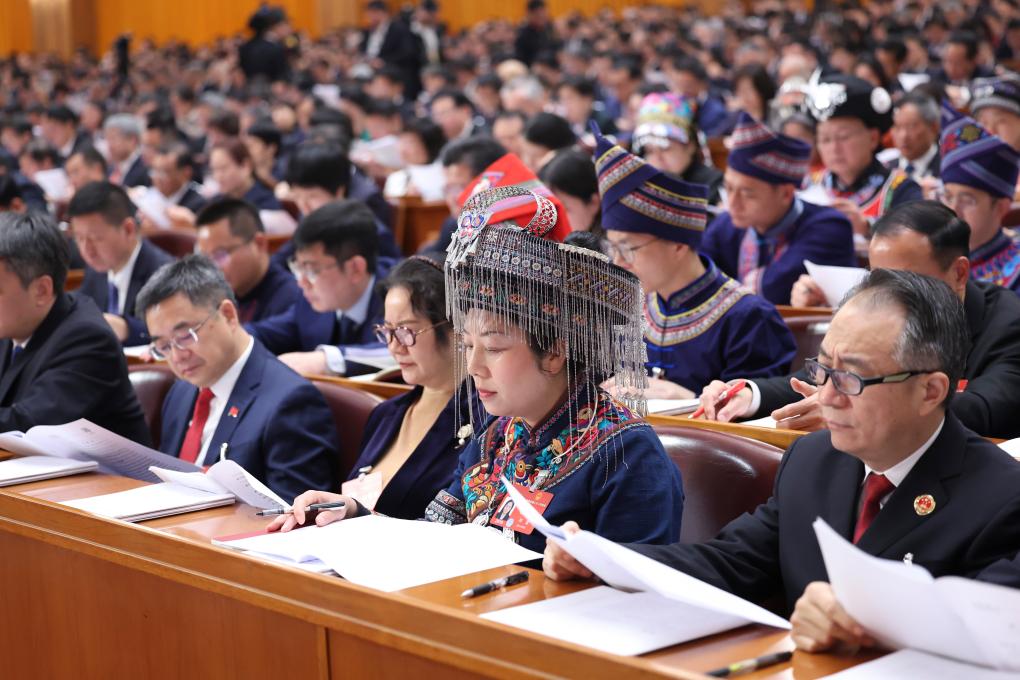 3月5日，第十四屆全國人民代表大會第二次會議在北京人民大會堂開幕。這是代表們在認(rèn)真聽會。新華社記者 劉衛(wèi)兵 攝