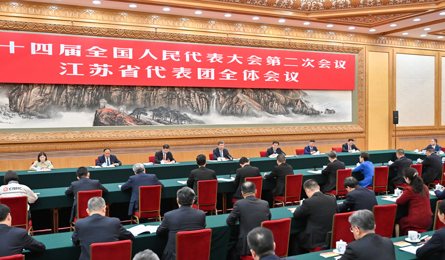 3月5日，中共中央總書記、國(guó)家主席、中央軍委主席習(xí)近平參加他所在的十四屆全國(guó)人大二次會(huì)議江蘇代表團(tuán)審議。新華社記者 岳月偉 攝