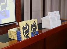 陳河：“文學(xué)騎手”一直在路上長(zhǎng)篇小說(shuō)《誤入孤城》作為陳河經(jīng)驗(yàn)與想象的最新成果，為讀者展示了一幅描繪清末民初溫州地方文明史的探險(xiǎn)地圖。 [詳細(xì)]