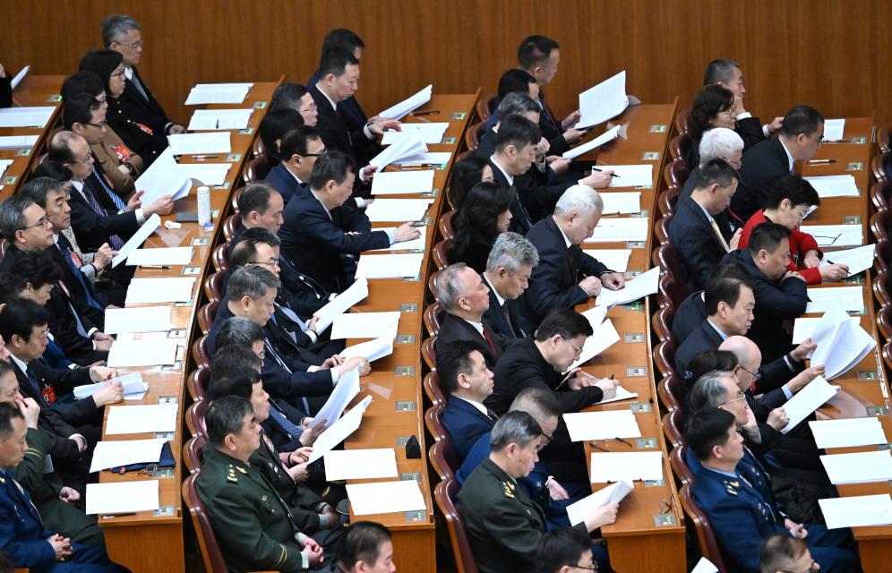 3月7日，全國政協(xié)十四屆二次會議在北京人民大會堂舉行第二次全體會議。這是委員們在認真聽會。?新華社記者 陳曄華 攝