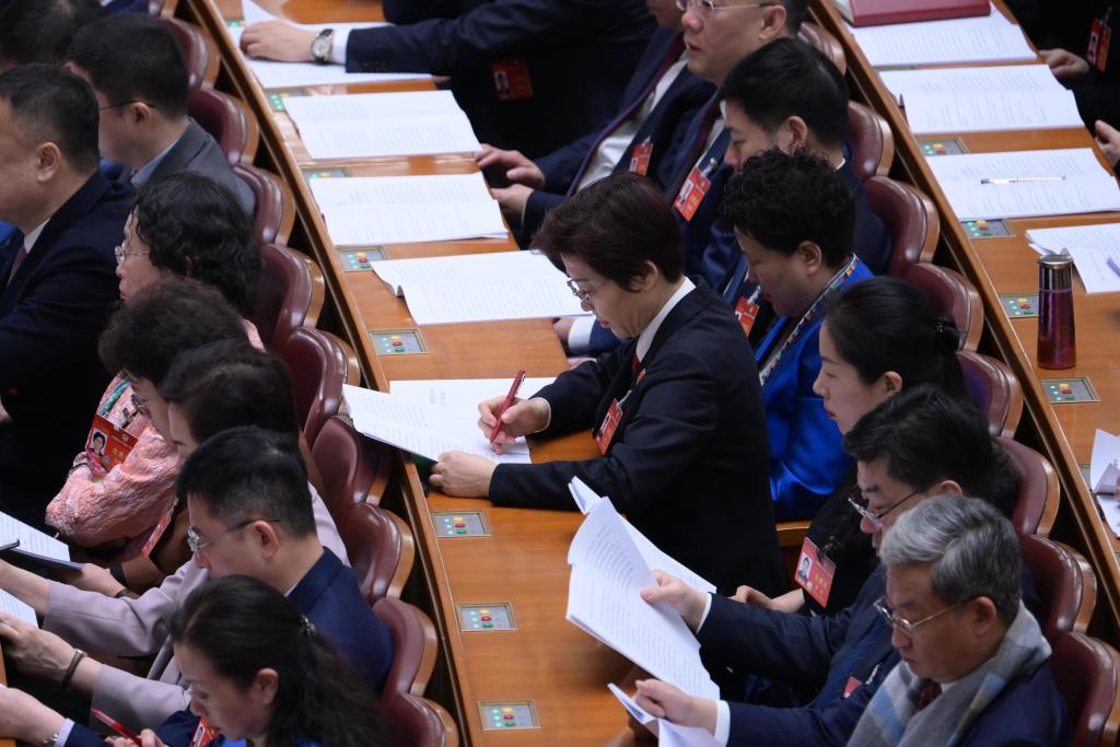 3月7日，全國政協(xié)十四屆二次會議在北京人民大會堂舉行第二次全體會議。這是委員們在認真聽會。?新華社記者 李賀 攝