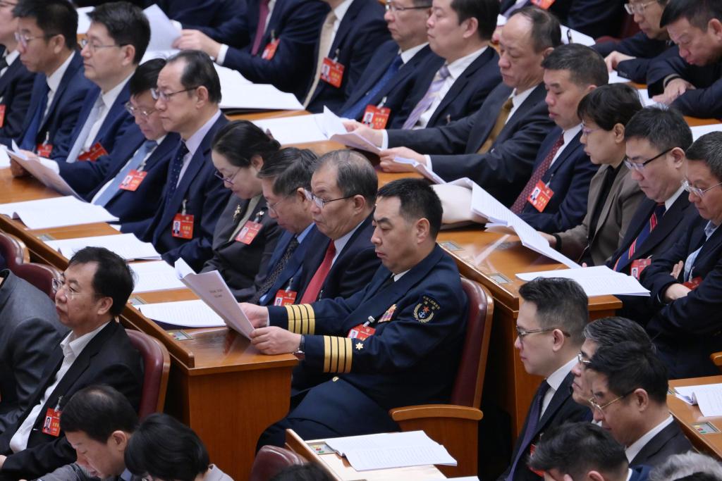 3月7日，全國政協(xié)十四屆二次會議在北京人民大會堂舉行第二次全體會議。這是委員們在認真聽會。?新華社記者 李賀 攝