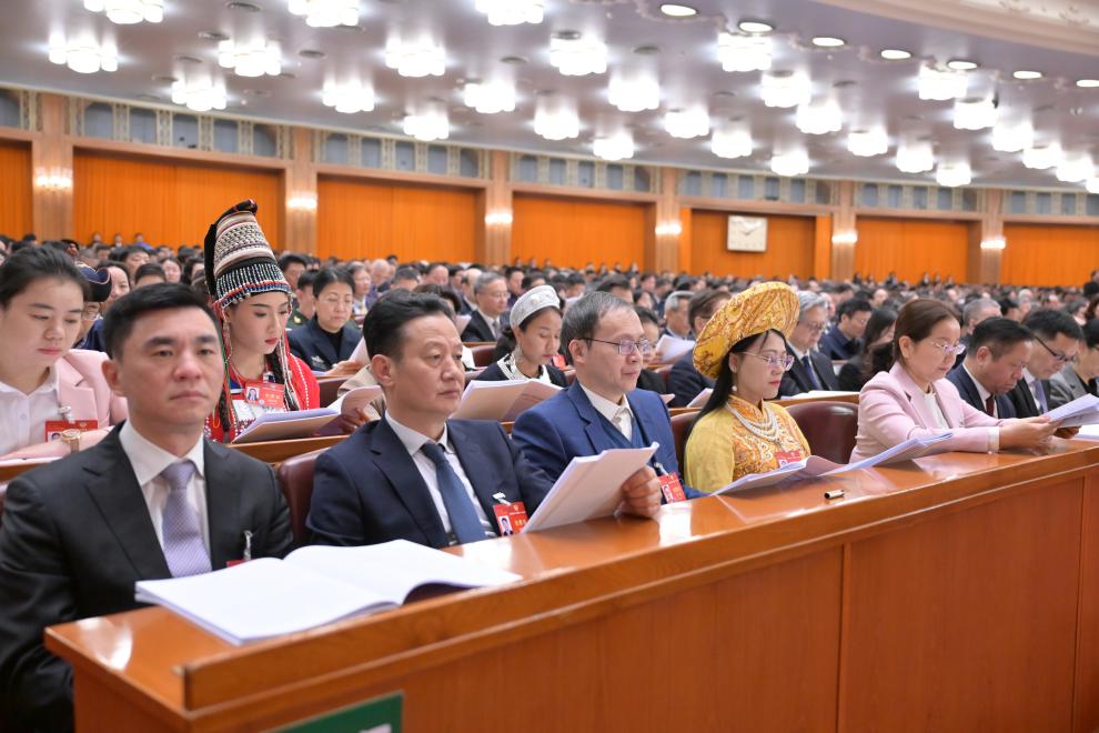 3月7日，全國政協(xié)十四屆二次會議在北京人民大會堂舉行第二次全體會議。這是委員們在認(rèn)真聽會。