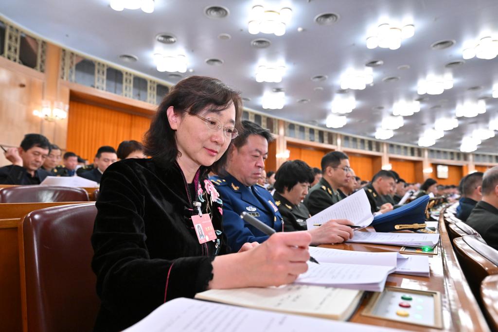 3月8日，十四屆全國人大二次會議在北京人民大會堂舉行第二次全體會議。這是代表們在認真聽會。新華社記者 岳月偉 攝