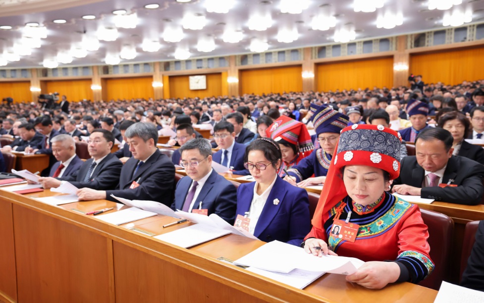 3月8日，十四屆全國人大二次會議在北京人民大會堂舉行第二次全體會議。這是代表們在認(rèn)真聽會。新華社記者 劉衛(wèi)兵 攝