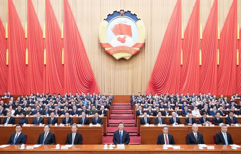 3月10日上午，中國人民政治協(xié)商會議第十四屆全國委員會第二次會議在北京人民大會堂閉幕。這是習(xí)近平、李強、趙樂際、蔡奇、丁薛祥、李希、韓正在主席臺就座。新華社記者 黃敬文 攝