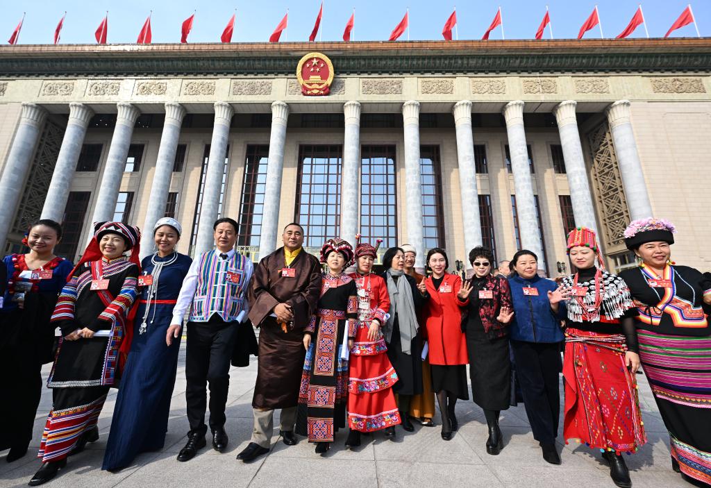 3月10日，中國人民政治協(xié)商會議第十四屆全國委員會第二次會議在北京人民大會堂舉行閉幕會。這是閉幕會后，委員們走出人民大會堂。新華社記者 陳曄華 攝