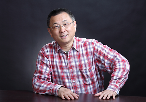 劉醒龍，生于古城黃州，現(xiàn)任中國作家協(xié)會(huì)小說委員會(huì)副主任、湖北省文學(xué)藝術(shù)界聯(lián)合會(huì)名譽(yù)主席。作品獲茅盾文學(xué)獎(jiǎng)、魯迅文學(xué)獎(jiǎng)、老舍散文獎(jiǎng)、豐子愷散文獎(jiǎng)，由其作品改編的電影獲中國電影金雞獎(jiǎng)、大眾電影百花獎(jiǎng)和中國電影華表獎(jiǎng)等。主要作品有中篇小說《鳳凰琴》《分享艱難》《挑擔(dān)茶葉上北京》、長篇小說《圣天門口》《天行者》《蟠虺》、長篇散文《一滴水有多深》等。多部作品被譯成英語、法語、韓語、日語、越南語、印地語、阿拉伯語、波蘭語等語種出版。