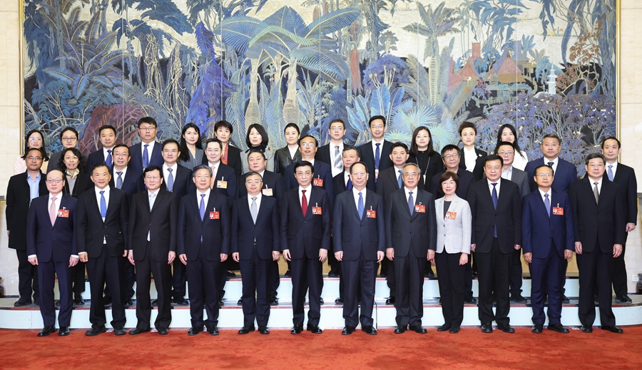 3月10日上午，中共中央政治局常委、全國政協(xié)主席王滬寧在北京人民大會堂看望參加全國政協(xié)十四屆二次會議宣傳報(bào)道的新聞工作者代表，代表全國政協(xié)向大家表示誠摯慰問和衷心感謝。新華社記者 黃敬文 攝