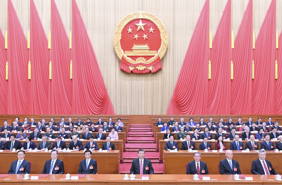 3月11日，第十四屆全國人民代表大會第二次會議在北京人民大會堂閉幕。黨和國家領(lǐng)導(dǎo)人習(xí)近平、李強、王滬寧、蔡奇、丁薛祥、李希、韓正等在主席臺就座。新華社記者 謝環(huán)馳 攝