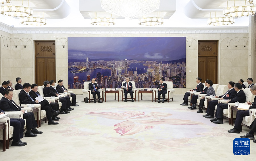 3月11日下午，中共中央政治局常委、全國(guó)人大常委會(huì)委員長(zhǎng)趙樂(lè)際在北京人民大會(huì)堂看望參加十四屆全國(guó)人大二次會(huì)議新聞報(bào)道的中央主要新聞單位負(fù)責(zé)同志和新聞工作者，代表大會(huì)主席團(tuán)和全國(guó)人大常委會(huì)，向參加大會(huì)新聞報(bào)道的全體新聞工作者表示問(wèn)候和感謝。新華社記者 姚大偉 攝