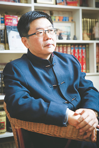 方遠，資深報人，中國作家協(xié)會會員。山東省作家協(xié)會小說創(chuàng)作委員會委員。濟南市首批簽約作家，濟南日報報業(yè)集團舜網(wǎng)文學顧問，山東省散文學會特聘專家。著有長篇小說《大河入海流》《大船隊》《墜落的天使》等五部，小說集《尋找情人》，中篇小說《神龜出沒》《門縫兒里的愛情》等二十余部，多篇作品被報刊轉(zhuǎn)載、連載，收入各種選本及年選。長篇小說《河與?！贰洞蟠牎废群笕脒x中國作協(xié)重點作品扶持項目和定點深入生活項目，長篇報告文學《光明路上追夢人》入選山東省作協(xié)重點扶持作品。曾獲第一屆、第四屆山東省泰山文藝獎，泉城文藝獎、梁斌小說獎、山東省對外傳播獎、濟南文學獎及濟南市第六、九、十一屆文藝精品工程獎等。