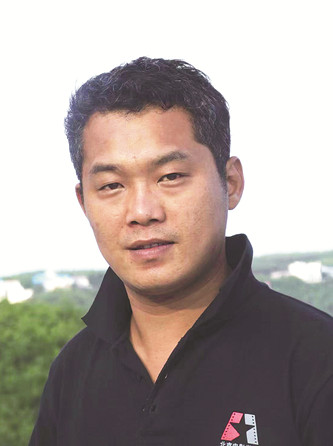 李云雷，《小說選刊》副主編，中國現(xiàn)代文學館特邀研究員，中國文藝評論家協(xié)會青年委員會委員。著有評論集《重申新文學的理想》《新時代文學與中國故事》等，小說集《再見，牛魔王》《沉默的人》等。曾獲馮牧文學獎、茅盾文學新人獎等多個獎項