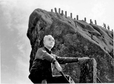 王朝聞，1909年出生，2004年去世，四川合江人。美學(xué)家、藝術(shù)理論家、雕塑家、藝術(shù)教育家。1932年考入杭州藝專；1940年赴延安，在魯迅藝術(shù)文學(xué)院進行雕塑創(chuàng)作與教學(xué)；新中國成立后，曾任中央美術(shù)學(xué)院教授兼副教務(wù)長，中國美術(shù)家協(xié)會副主席，中華全國美學(xué)學(xué)會會長，《美術(shù)》雜志主編，文化部文學(xué)藝術(shù)研究院（今中國藝術(shù)研究院）副院長。著有《新藝術(shù)創(chuàng)作論》《一以當(dāng)十》《論鳳姐》《審美談》《審美心態(tài)》《雕塑雕塑》等。
